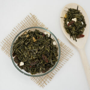 ceai verde cu goji in bol si lingura de lemn