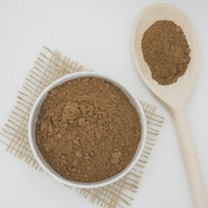 pudra de roscove in bol si lingura de lemn