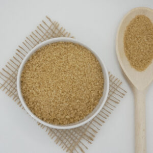 zahar brut in bol si lingura de lemn