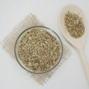 ceai de tei in bol si lingura de lemn