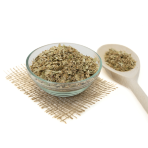 ceai de tei in bol si lingura de lemn